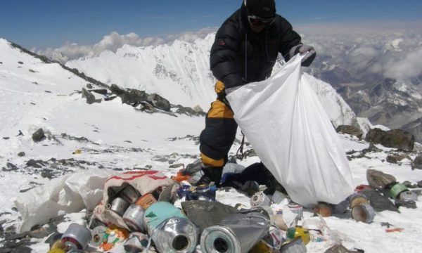 圖：法新社，尼泊爾夏爾巴人收集珠穆朗瑪峰清理探險隊海拔8000米的登山者留下的垃圾。